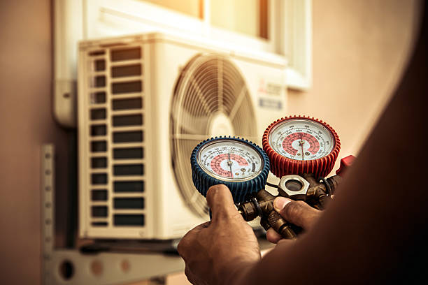 Professional Hvac technician working in Hernando, FL